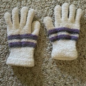 girl’s fuzzy gloves